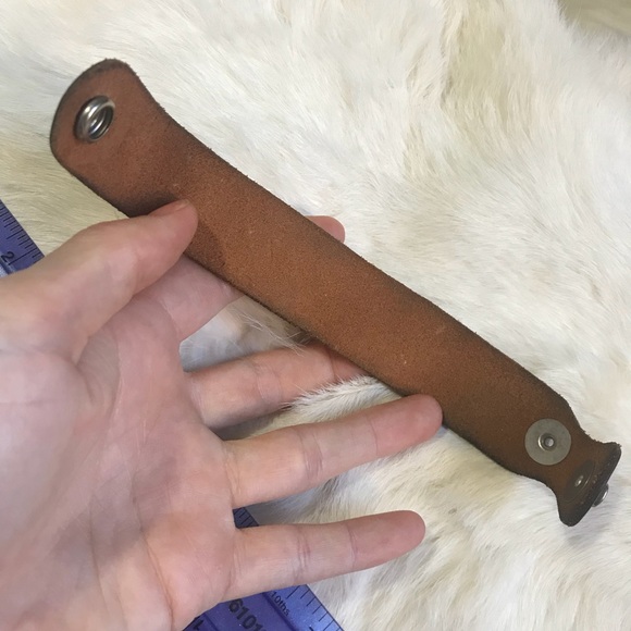 Carved Leather Peace Bracelet Brown language - Picture 6 of 7